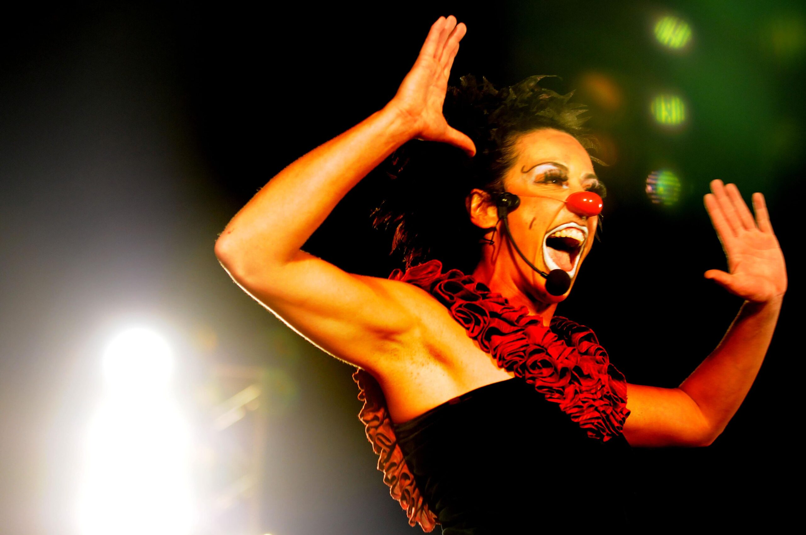 Artista circense com maquiagem expressiva se apresenta durante edição anterior do Festival Mundial do Circo em Belo Horizonte
